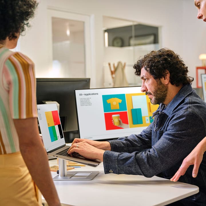 square-business-office-colleagues-on-computer_ 23f11c51-547d-4d10-a5af-45ee185a2d9e.jpg