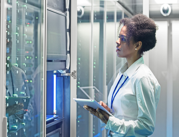 Sqre|Female technician in a data center