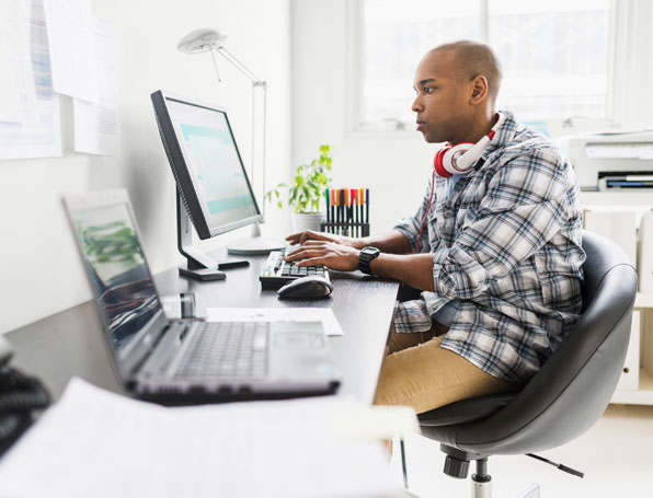 Sqre|Businessman in Office