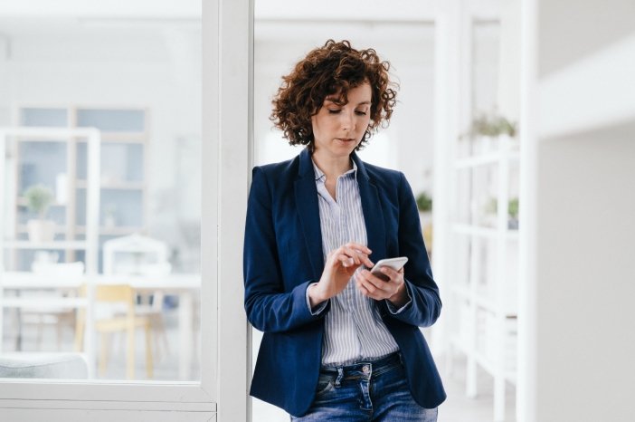Tile|Woman dialing her smartphone